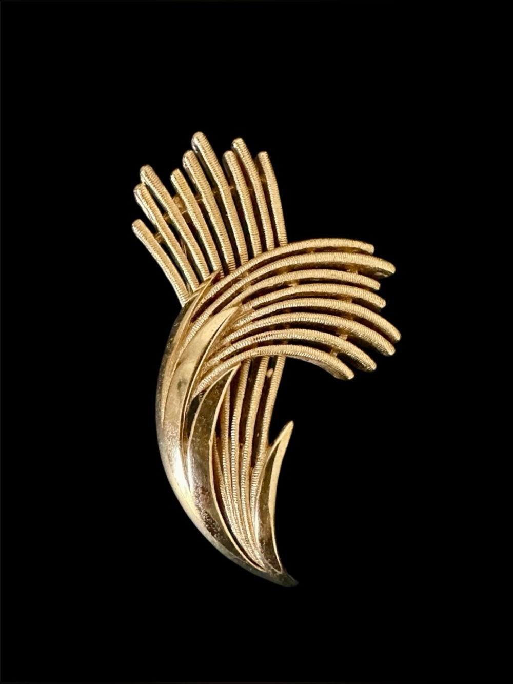 VINTAGE SIGNED CROWN TRIFARI GOLD TONE ABSTRACT LEAF BROOCH